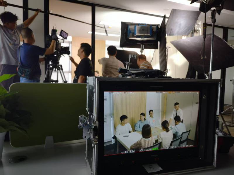 西平县TVC拍摄公司：科技产品视觉化大师，诠释未来感与功能美学