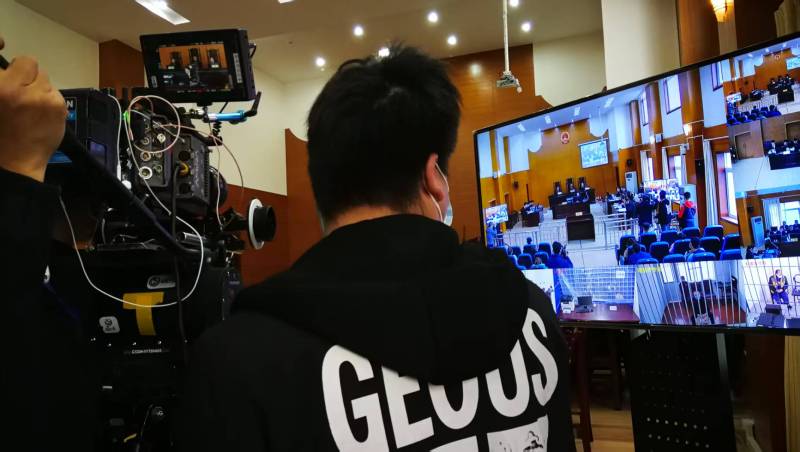AI生成VS人工创意——西平县广告片拍摄公司的技术浪漫主义实践